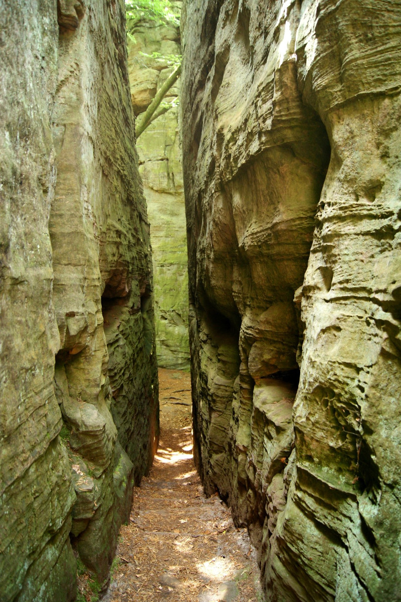 Narrow passage between big rocks