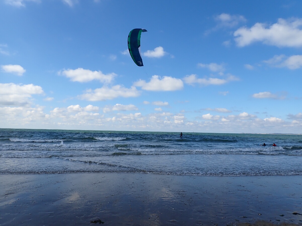 osoba uprawiająca kitesurfing